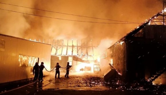 Akkora tűz volt Szászrégenben, hogy más megyékből is tűzoltókat kellett hívni segítségül (FRISSÍTVE)