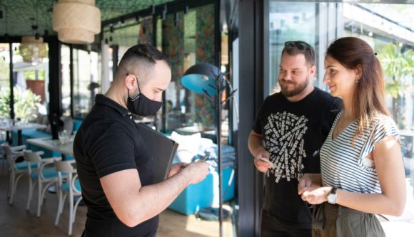 Applikációval ellenőrizhetik majd a vendéglátóhelyeken, ki kapott oltást és ki nem