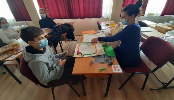 Maszktagadásra buzdító szülőt vertek bilincsbe egy aradi iskola előtt