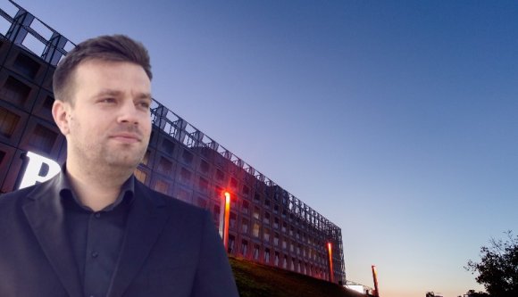 Közpénzből urizálnak: bevásárolt luxusruhákból a kolozsvári sportcsarnok vezetősége