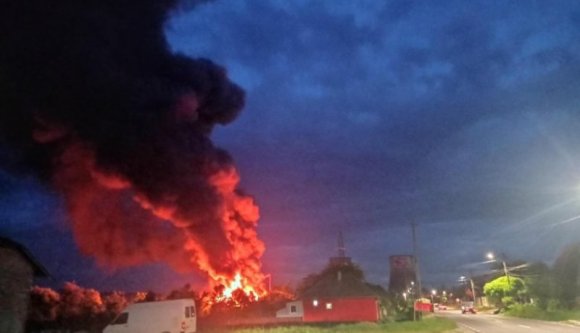 Pár hét alatt két bútorgyár is kigyulladt Maros megyében: ezúttal Gyulakután pusztítottak a lángok