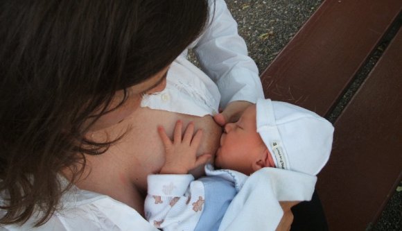 Törvényes: zavartalanul szoptathatják nyilvánosan a gyereküket az anyák