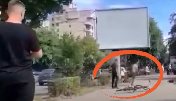 Megkéseltek egy férfit a városközpontban, a szemtanúk inkább nevetgéltek és szurkoltak (VIDEÓval)