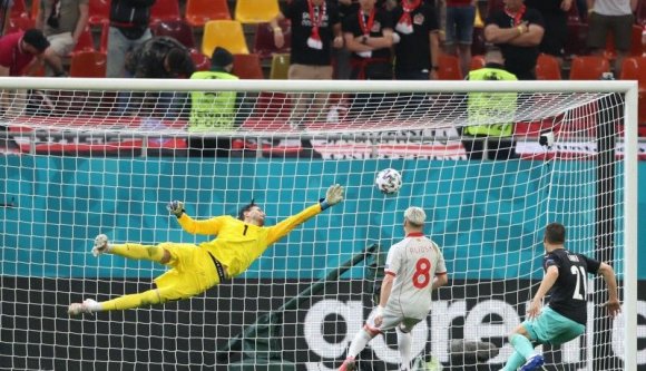 Bukarestben a román ultrák a magyarok hiányában az UEFA ellen tüntettek