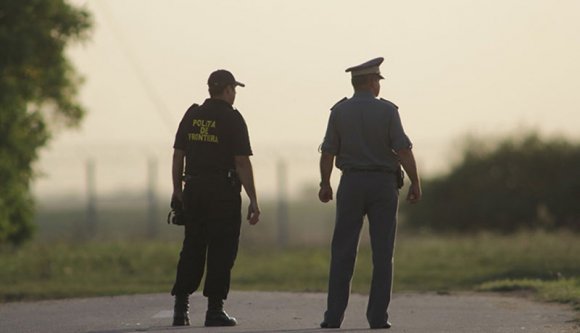 Hűtők helyett 40 migránst akart átvinni a magyar határon a román teherautó-sofőr