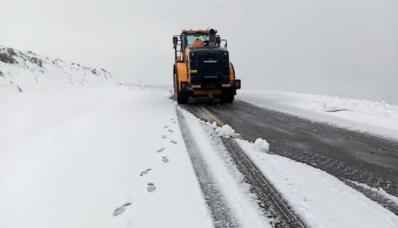 Akar látni román hókotrót, amint havat kotor június 1-jén? Erre tessék! (VIDEÓval)