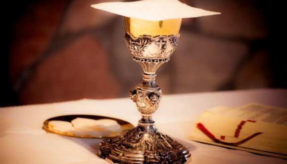 Kilenc templomból lopott misebort két férfi Dél-Erdélyben