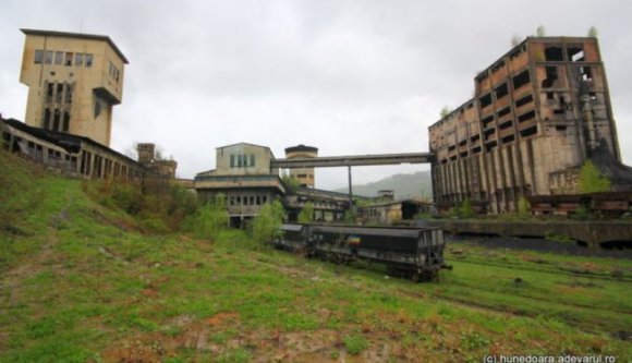 A falat áttörve raboltak ki egy műemlékké nyilvánított dél-erdélyi bányaépületet az ócskavastolvajok