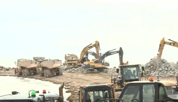 Szeretne buldózerek és markolók között strandolni? Akkor ön a román tengerpartot keresi! (VIDEÓval)