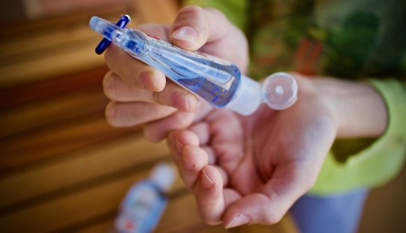 A bőrünkön spórolnak: egy rakás hatástalan fertőtlenítőszert foglaltak le a kórházakban