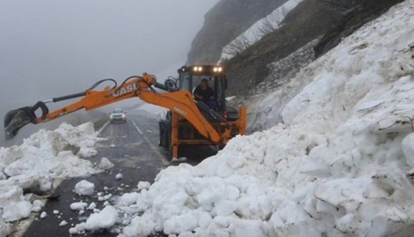 Nyár van, nyár, a Kárpátok bércein nyolc méteres hó áll (VIDEÓval)
