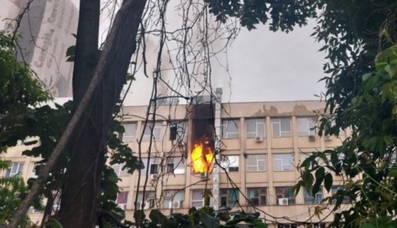 Folytatódik a szomorú sorozat: ezúttal egy gyerekkórházban csaptak fel a lángok (VIDEÓval)