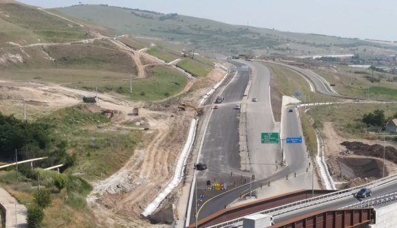 Már az útjelzéseket festik az A10-es autópálya két utolsó szakaszán, Szászsebes és Torda között (VIDEÓval)