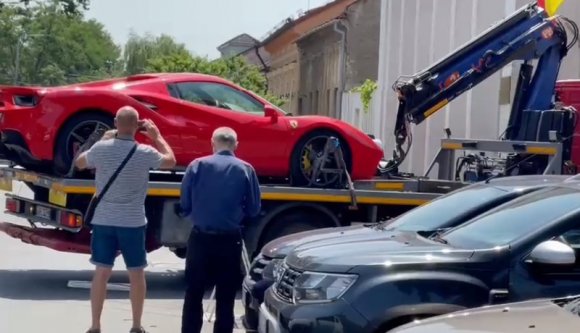 Pár órával a hatóságok házkutatása előtt meglógott a százkarú polip aradi feje