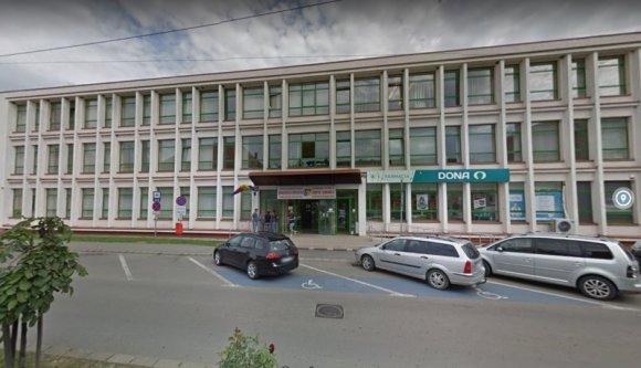 Két kézzel verte az asztalt az orvosnő, hogy román beszédre bírja idős magyar betegét