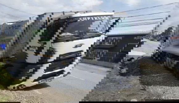 A jól végzett munka országa: elnyelte a kukásautó kerekeit a frissen felújított országút (VIDEÓval)