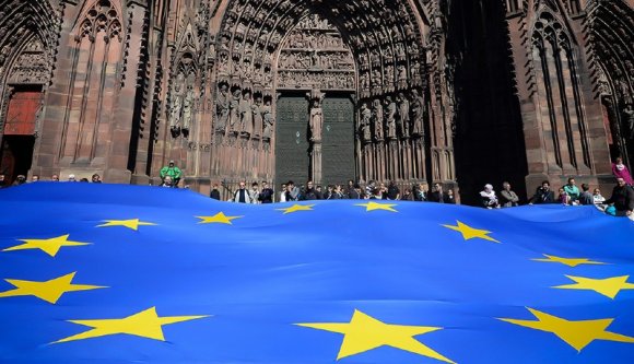 Az EU mindenkivel párbeszédet folytat, kivéve az egyházakat