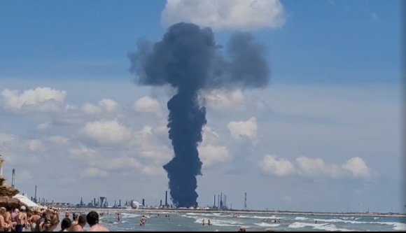 Fekete füstoszlop a tengerparton: ég a legnagyobb román kőolaj-finomító (VIDEÓval)