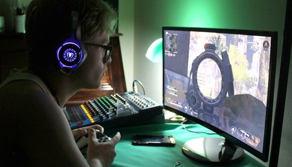 Számítógépen játszik a büdöskölök? Nemsokára hivatásos e-sportoló lehet belőle!