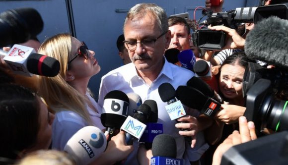 Tojásokkal és joghurttal dobálták egymást Dragnea hívei és az ellentüntetők a DNA előtt