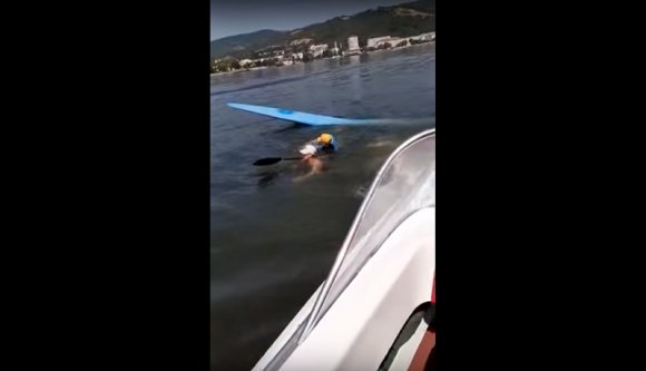 Édesvízi tahók: egy motorcsónak telibe talált egy négyevezős kajakot a Dunán (VIDEÓval)