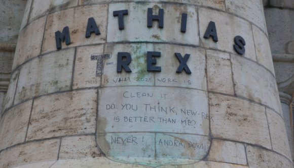 Megint összefirkálták a Mátyás-szobrot. Hat éve ígérik, kamerákat állítanak rá