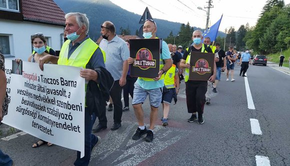 Na mit keresett a medve egy tusnádfürdői konyhában? Hát persze, hogy mézet