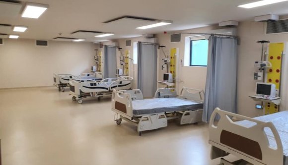 Amíg a politikusok beszéltek, a civilek fél év alatt felépítettek egy kórházat