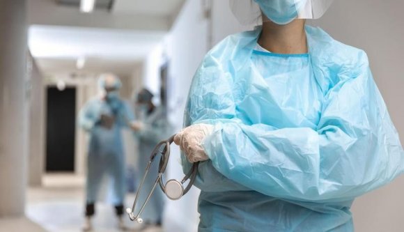 Eddig már több mint háromezer olyan, koronavírus miatti halálesetet jeleztek, amiről korábban „megfeledkeztek”