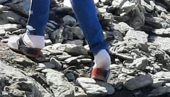 Lazaság a csúcson: kétezer méteres magasságban papucsban caplatott egy turista