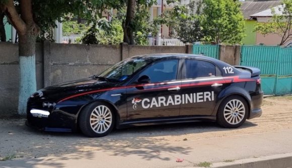 „Carabinieri” – festette fel autójára a román férfi. „Che cosa?” – tudakolták a rendőrök…