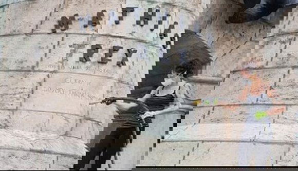 Megvan az elkövető, aki  jó poénnak találta összefirkálni a Mátyás-szoborcsoportot