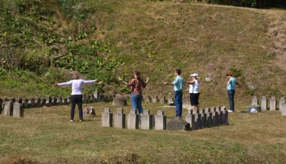 Ki gondolta volna: a szeánszokat tartó elborult dákopatáktól félti az ősi dák fészket az AUR elnöke