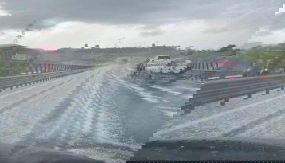 Július, mi (nem) így szeretünk: elborította a jég az észak-erdélyi autópálya egyik szakaszát (VIDEÓval)