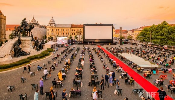 Fehér holló érkezik Kolozsvárra, csőrében erdélyi filmes ősbemutatóval és magyar életműdíjjal