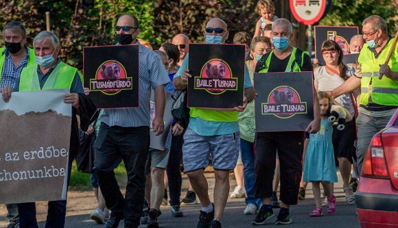 A medvebaj ellen tüntettek a polgárok Tusnádfürdőn