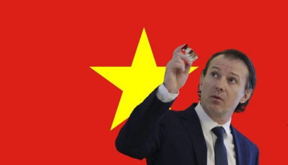 Kormány: hm, mit is kezdjünk a ránk rohadó AstraZeneca-vakcinákkal? Ajándékozzuk egy távoli országnak!