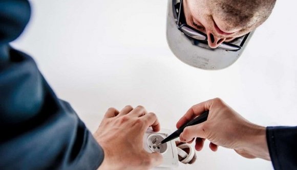 És ön hajlandó lenne utalványokért sorban állni, hogy azokkal fizesse ki a villanyszerelőt?