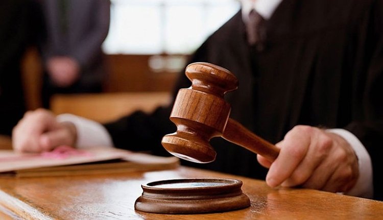 Bíróság elé állították a barátnőjét meggyilkoló 23 éves orvostanhallgatót