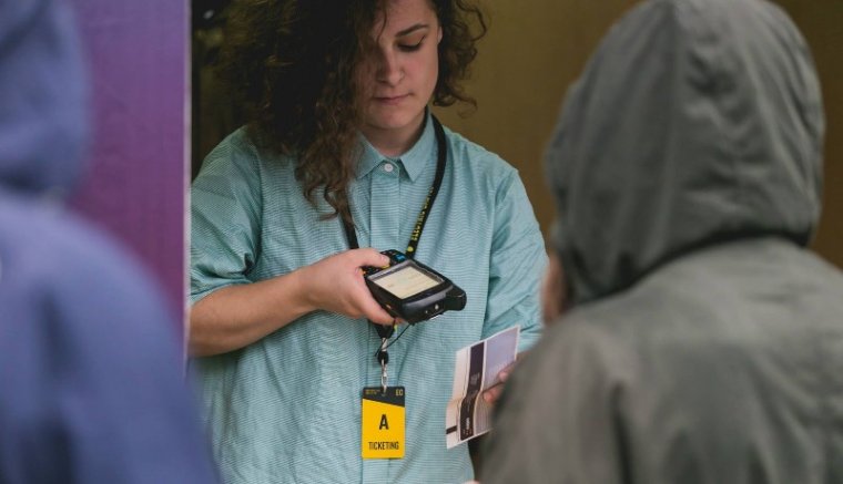 A túlélésért küzdenek, miközben a kormány a megsegítésükre szánt egymilliárd eurón ül