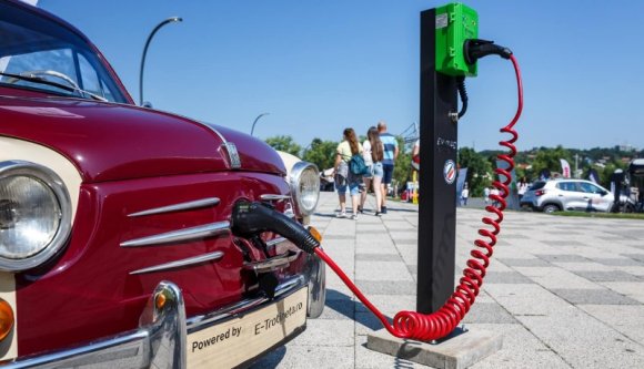 Araszolgatunk a zöld átmenet felé: egyre többen vásárolnak környezetbarát autót Romániában is