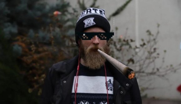 Fél gramm füvet próbált bevinni a parlamentbe az AUR kommunikációs agytrösztje (FRISSÍTVE)