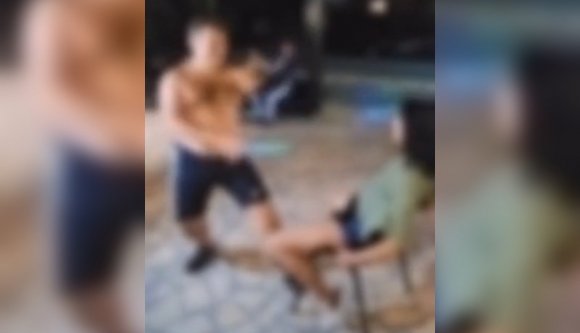 Bezsongott a földrajztanár: erotikus táncot lejtett a tengerparti diáktáborban