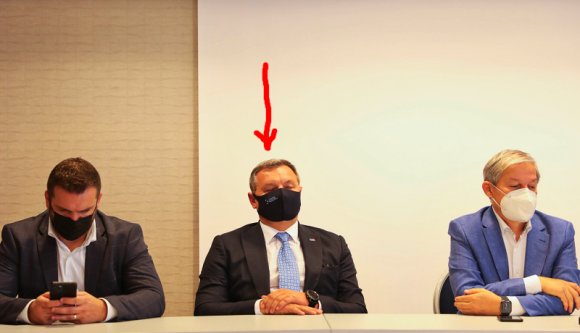 Kicsit elaludt egy miniszter a sajtótájékoztatón (VIDEÓval)