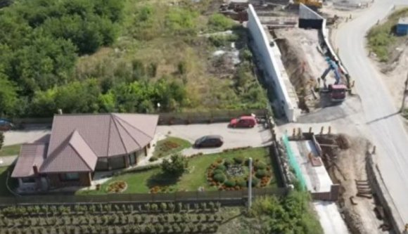 A családi ház kapuját is át kell költöztetniük az épülő autópálya-miatt, nem csoda, hogy perelnek