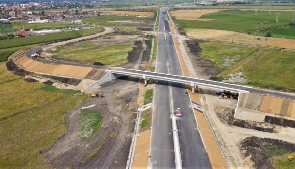 Ha minden jól megy, határidő előtt elkészülhet egy újabb, nyúlfarknyi autópálya-szakasz Erdélyben