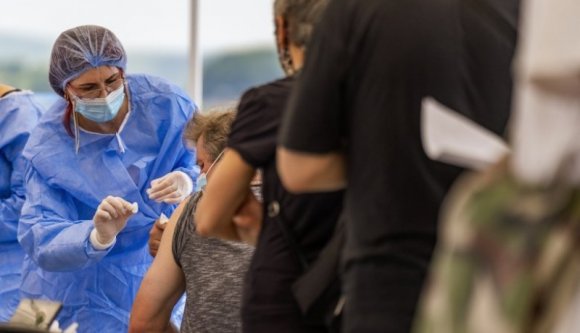 Megmozdult valami: hosszú hetek óta nem volt ennyi új oltakozó, mint az elmúlt 24 órában