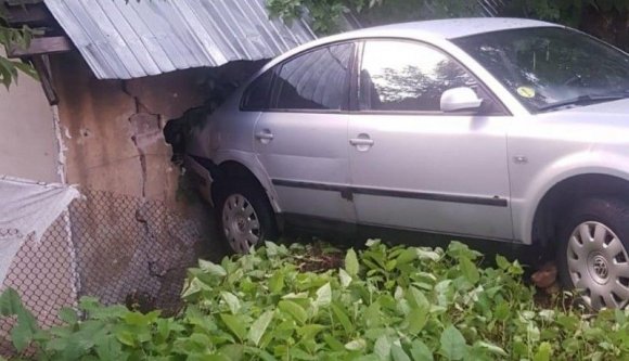 Két kislányra döntötte rá a ház falát a jogosítvány nélkül száguldozó ámokfutó