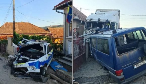 Taccsra tett egy rendőrautót, majd egy csendőrségi furgont egy figyelmetlen kamionos