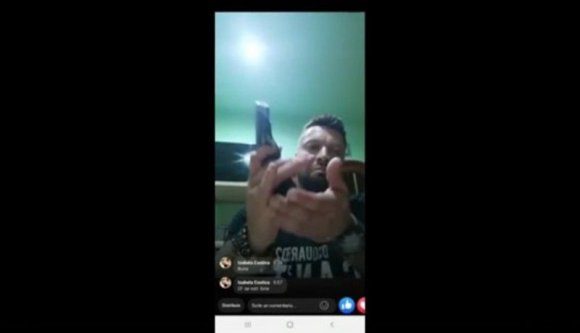 Gyertek ide, ha mertek! – üzente pisztolyát mutogatva a drogos bűnöző a rendőröknek. A rendőrök pedig mertek… (VIDEÓval)